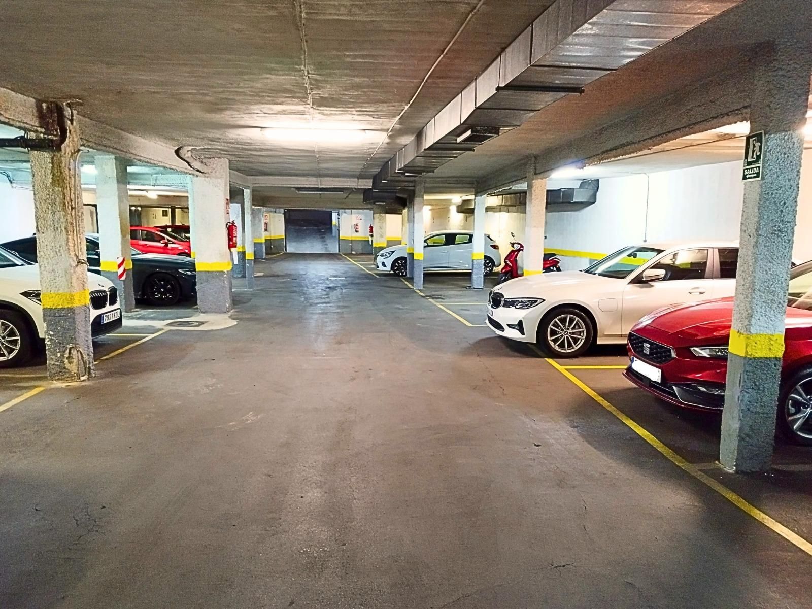 Parking space in Calle de Alonso Castrillo, 19, Tetuán, Madrid — photo 4