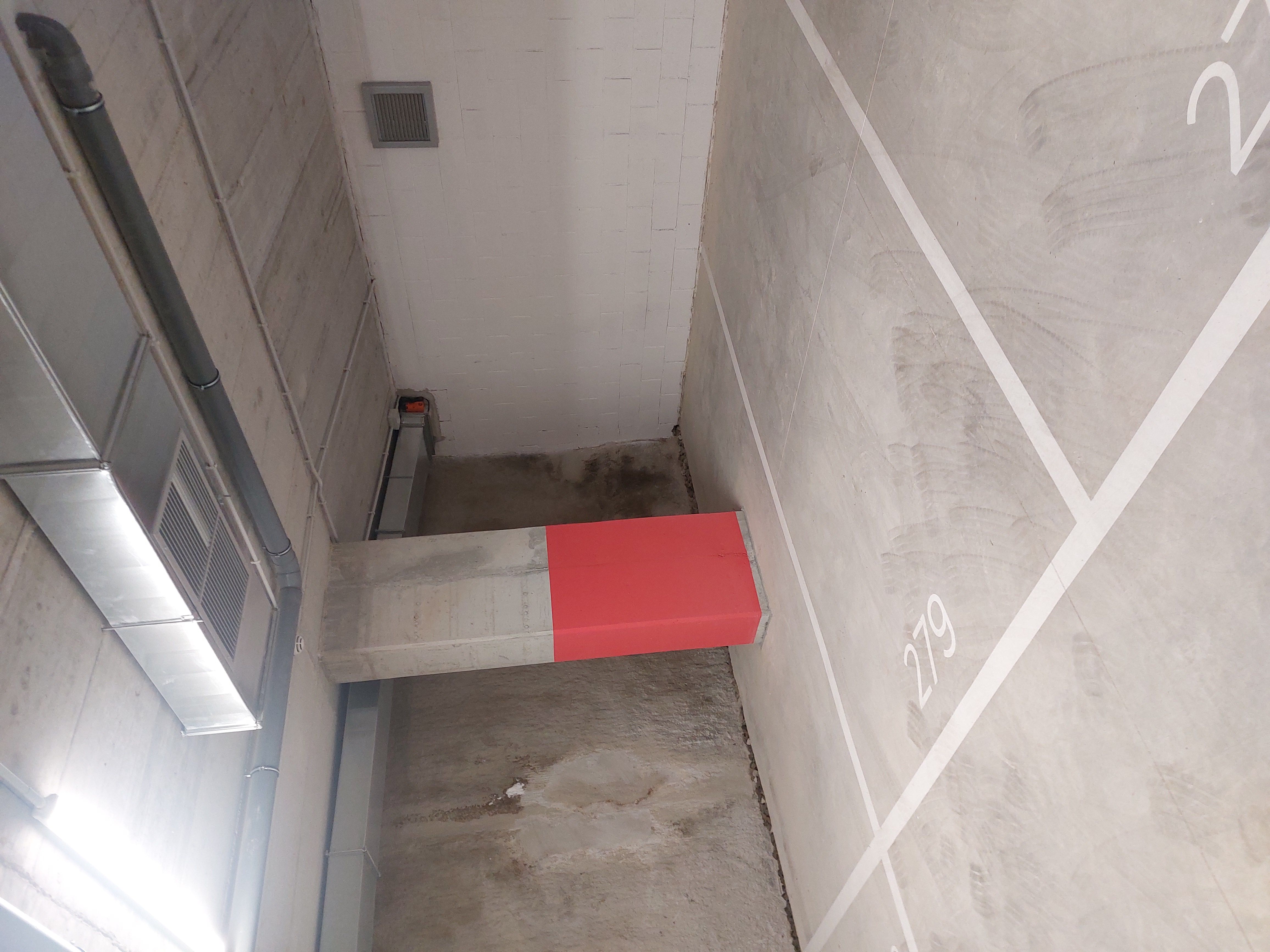 Parking space in Carrer de Cal Cisó, 84, Sants-Montjuïc, Barcelona — photo 1